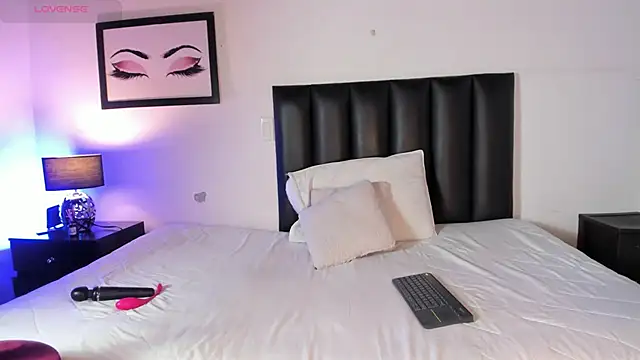 Snapshot of MelanieKimm chatting on December 2025 07:10:02 PM MelanieKimm online show from December 2025 07:10:02 PM