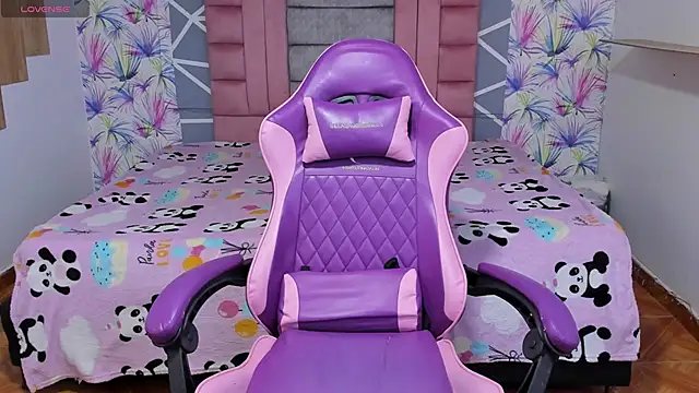 Snapshot of AdelaidaManson18 chatting on December 2025 03:11:01 AM AdelaidaManson18 online show from December 2025 03:11:01 AM