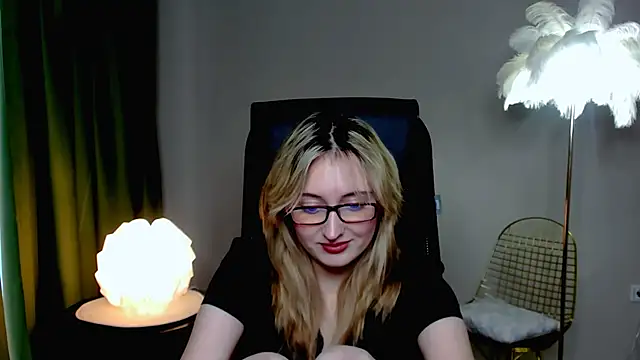 Snapshot of ScarlettScril chatting on October 2025 09:21:02 AM ScarlettScril online show from October 2025 09:21:02 AM