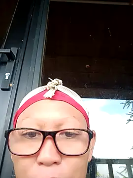 Snapshot of nui-show chatting on October 2025 04:48:01 AM nui-show online show from October 2025 04:48:01 AM