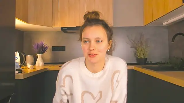 Snapshot of FoxFever chatting on December 2025 06:32:01 AM FoxFever online show from December 2025 06:32:01 AM