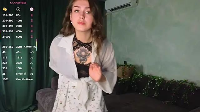 Snapshot of TinyMollys chatting on October 2025 03:35:01 PM TinyMollys online show from October 2025 03:35:01 PM