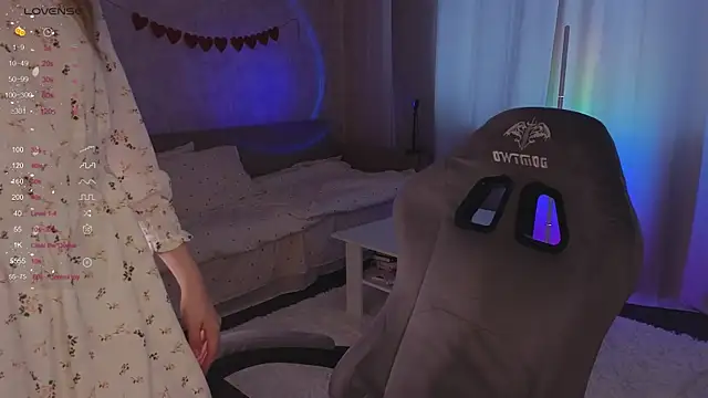 Snapshot of EvelynSin chatting on November 2025 06:35:01 AM EvelynSin online show from November 2025 06:35:01 AM