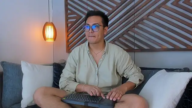 Snapshot of JohnBelRose chatting on October 2025 08:05:01 PM JohnBelRose online show from October 2025 08:05:01 PM