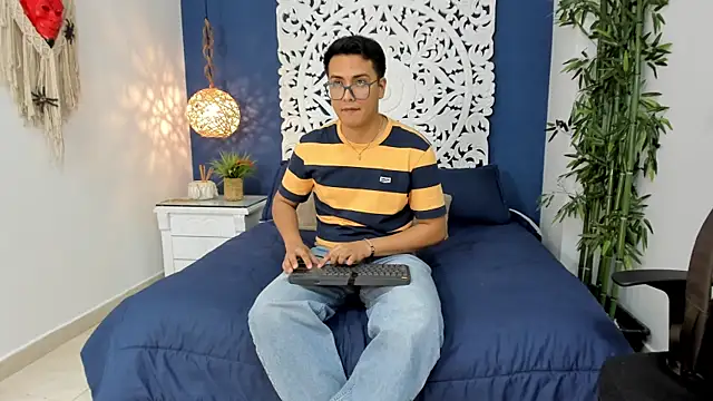 Snapshot of JohnBelRose chatting on October 2025 07:41:01 PM JohnBelRose online show from October 2025 07:41:01 PM