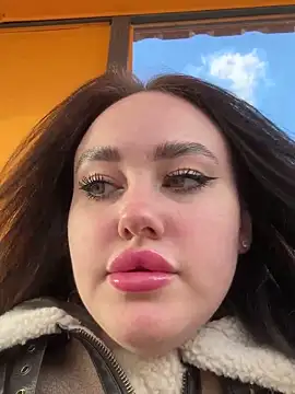 Snapshot of KiraSunshine chatting on November 2025 03:42:02 AM KiraSunshine online show from November 2025 03:42:02 AM