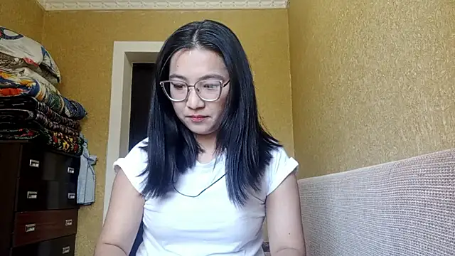 Snapshot of LinneaHyles chatting on November 2025 04:02:02 AM LinneaHyles online show from November 2025 04:02:02 AM