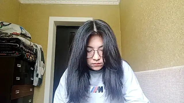 Snapshot of LinneaHyles chatting on November 2025 04:12:01 AM LinneaHyles online show from November 2025 04:12:01 AM