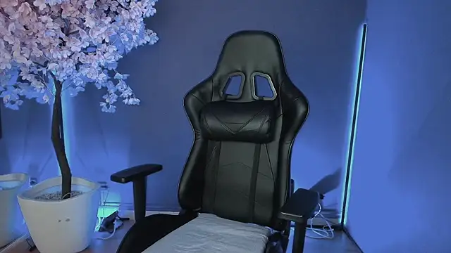 Snapshot of LuanEter chatting on November 2025 02:18:01 PM LuanEter online show from November 2025 02:18:01 PM