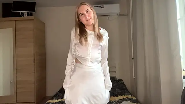 Snapshot of MyraLitterers chatting on November 2025 12:05:02 PM MyraLitterers online show from November 2025 12:05:02 PM