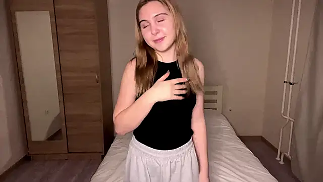 Snapshot of MyraLitterers chatting on December 2025 03:17:01 PM MyraLitterers online show from December 2025 03:17:01 PM