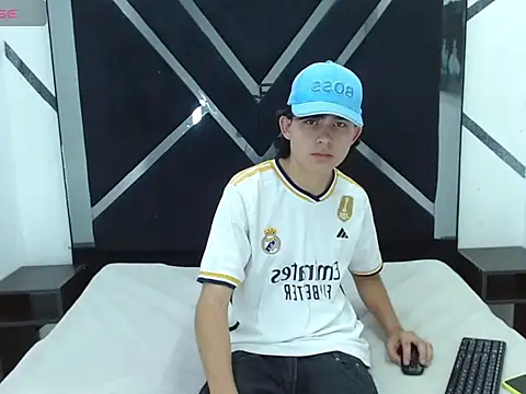 Snapshot of Tom_0001 chatting on October 2025 07:19:02 PM Tom 0001 online show from October 2025 07:19:02 PM