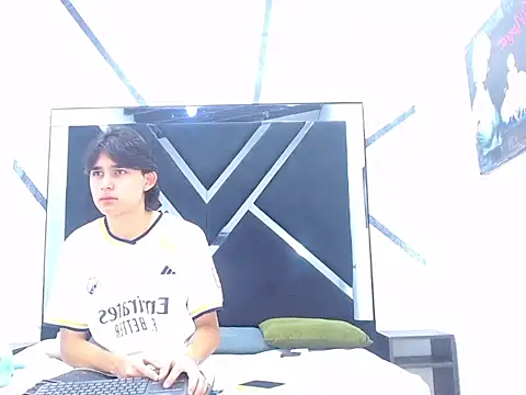 Snapshot of Tom_0001 chatting on October 2025 08:00:02 PM Tom 0001 online show from October 2025 08:00:02 PM