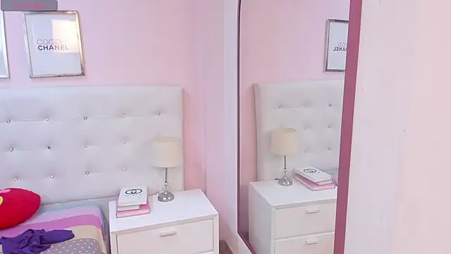 Snapshot of AndreaNavas chatting on October 2025 04:02:02 AM AndreaNavas online show from October 2025 04:02:02 AM