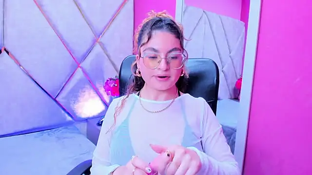 Snapshot of EmiliRouse_ chatting on November 2025 02:43:02 AM EmiliRouse online show from November 2025 02:43:02 AM