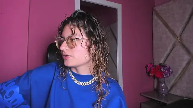 Snapshot of EmiliRouse_ chatting on November 2025 02:55:02 AM EmiliRouse online show from November 2025 02:55:02 AM