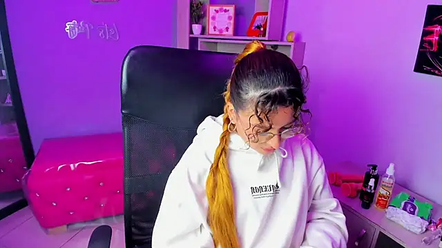 Snapshot of EmiliRouse_ chatting on November 2025 01:48:02 AM EmiliRouse online show from November 2025 01:48:02 AM