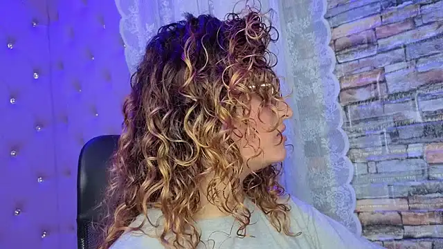 Snapshot of EmiliRouse_ chatting on November 2025 03:06:01 AM EmiliRouse online show from November 2025 03:06:01 AM