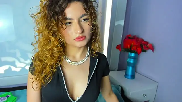 Snapshot of EmiliRouse_ chatting on November 2025 04:35:02 AM EmiliRouse online show from November 2025 04:35:02 AM