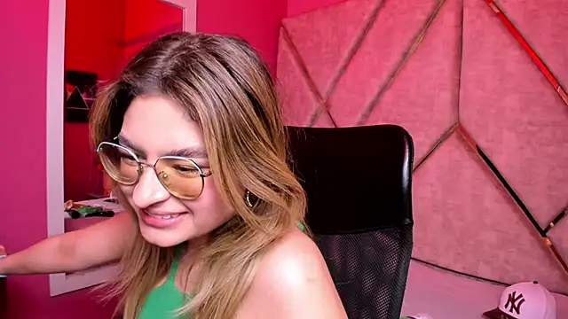 Snapshot of EmiliRouse_ chatting on December 2025 01:14:02 AM EmiliRouse online show from December 2025 01:14:02 AM