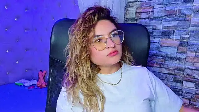 Snapshot of EmiliRouse_ chatting on December 2025 02:50:01 AM EmiliRouse online show from December 2025 02:50:01 AM