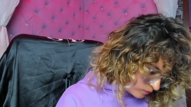 EmiliRouse  online show from February 2026 12:20:01 AM