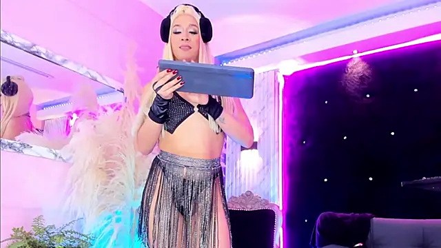 Snapshot of Queens_Wonders_Blonders chatting on October 2025 07:31:02 PM Queens Wonders Blonders online show from October 2025 07:31:02 PM