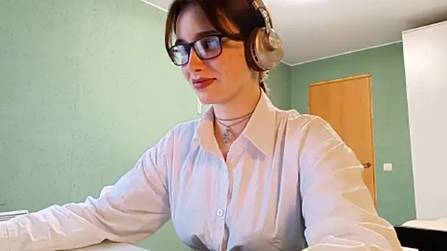 Snapshot of IcyKleys chatting on October 2025 12:39:02 PM IcyKleys online show from October 2025 12:39:02 PM