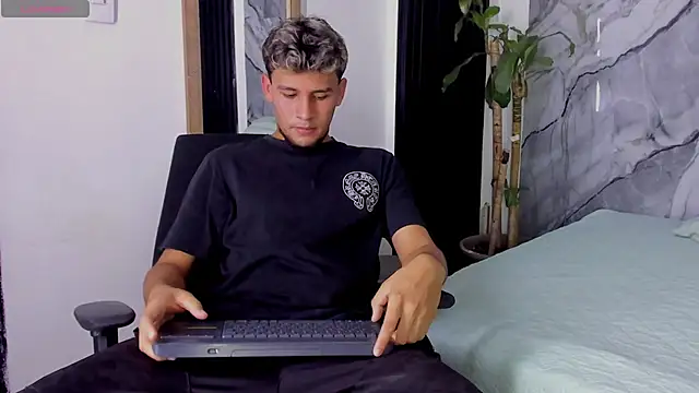 Snapshot of Alan-Smith1 chatting on November 2025 07:47:01 PM Alan-Smith1 online show from November 2025 07:47:01 PM