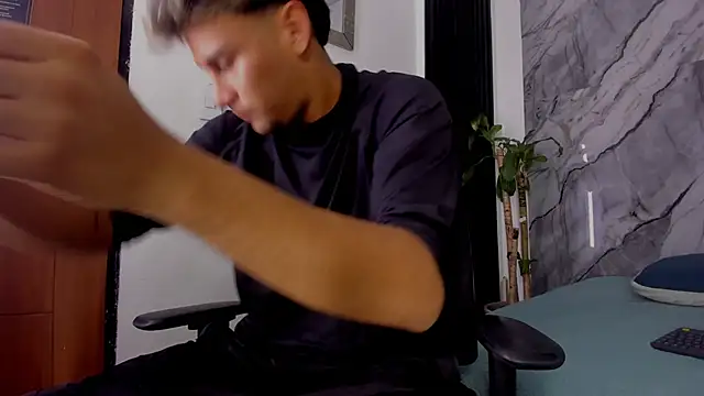 Snapshot of Alan-Smith1 chatting on November 2025 07:57:01 PM Alan-Smith1 online show from November 2025 07:57:01 PM