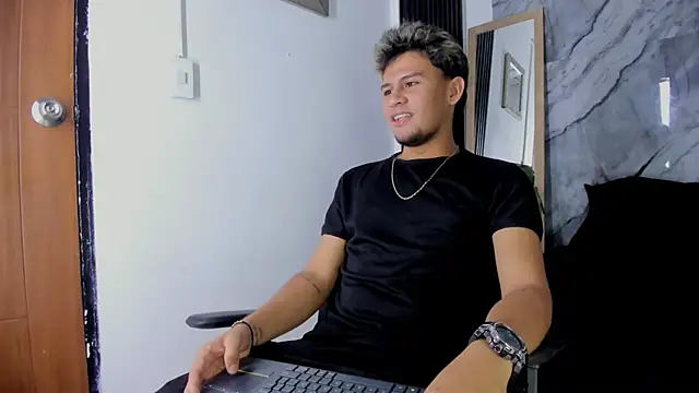 Snapshot of Alan-Smith1 chatting on November 2025 08:10:01 PM Alan-Smith1 online show from November 2025 08:10:01 PM