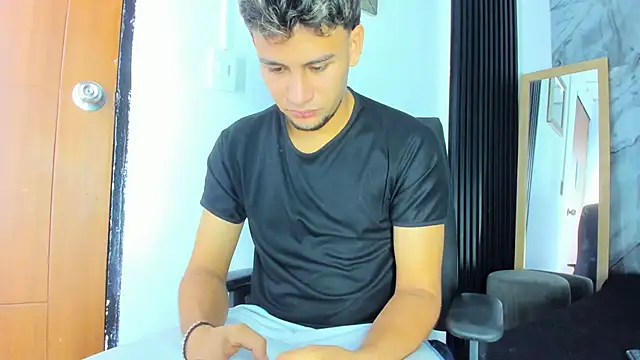 Snapshot of Alan-Smith1 chatting on December 2025 09:01:02 PM Alan-Smith1 online show from December 2025 09:01:02 PM