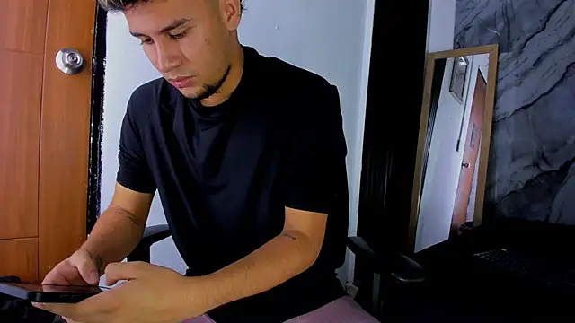 Snapshot of Alan-Smith1 chatting on December 2025 07:32:01 PM Alan-Smith1 online show from December 2025 07:32:01 PM