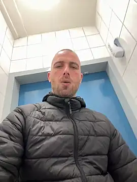 Snapshot of Rotteei1 chatting on October 2025 09:33:01 AM Rotteei1 online show from October 2025 09:33:01 AM