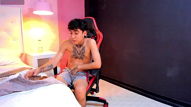 SantiOlsen online show from November 2025 04:18:02 PM