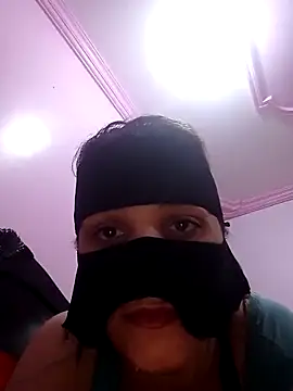 SandyAmr online show from November 2025 08:57:02 AM