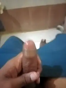 Snapshot of HeatableRevan chatting on April 2026 05:54:01 PM HeatableRevan online show from April 2026 05:54:01 PM