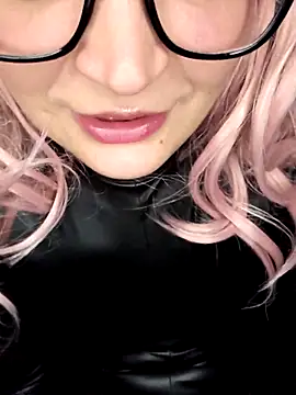 Snapshot of LunaXshade chatting on November 2025 06:20:02 PM LunaXshade online show from November 2025 06:20:02 PM