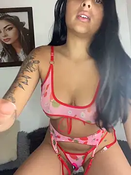 Snapshot of morenaQueen_ chatting on November 2025 08:29:01 PM morenaQueen online show from November 2025 08:29:01 PM