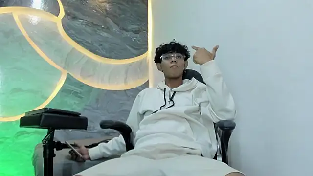 Snapshot of Sex_Boy_33_ chatting on October 2025 04:29:02 AM Sex Boy 33 online show from October 2025 04:29:02 AM