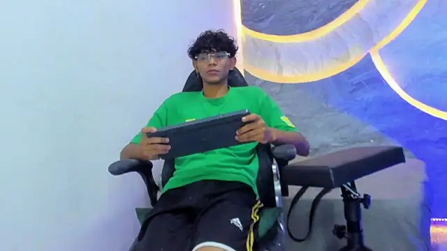 Snapshot of Sex_Boy_33_ chatting on October 2025 04:49:01 AM Sex Boy 33 online show from October 2025 04:49:01 AM