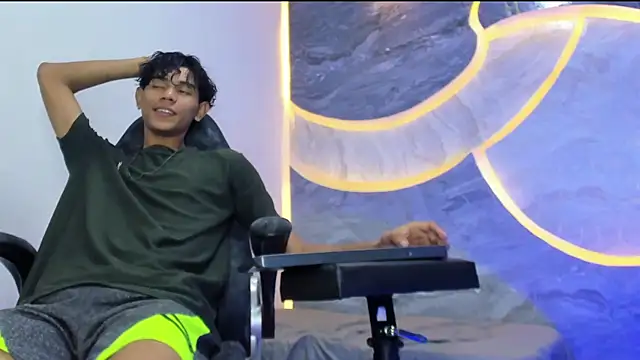 Snapshot of Sex_Boy_33_ chatting on November 2025 04:17:02 AM Sex Boy 33 online show from November 2025 04:17:02 AM