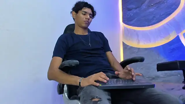 Snapshot of Sex_Boy_33_ chatting on November 2025 04:11:01 AM Sex Boy 33 online show from November 2025 04:11:01 AM