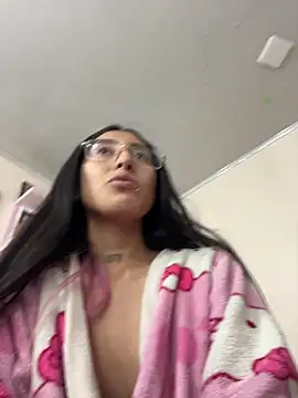 Snapshot of Violeet-Smith chatting on November 2025 10:48:01 PM Violeet-Smith online show from November 2025 10:48:01 PM