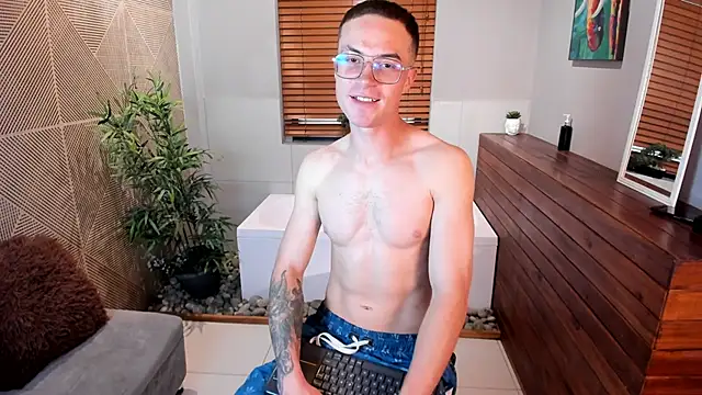 Snapshot of Lil_James chatting on November 2025 07:48:02 PM Lil James online show from November 2025 07:48:02 PM