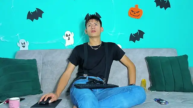 Nicolas Torres  online show from October 2025 07:32:01 AM