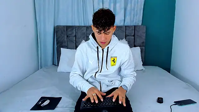 Nicolas Torres  online show from November 2025 04:00:02 AM