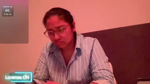 Kmiii21 online show from May 2026 06:29:01 AM