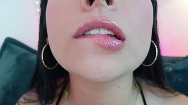 Snapshot of mia_roux1 chatting on April 2026 08:13:02 PM mia roux1 online show from April 2026 08:13:02 PM