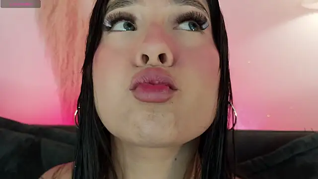 Snapshot of mia_roux1 chatting on June 2026 11:07:01 PM mia roux1 online show from June 2026 11:07:01 PM